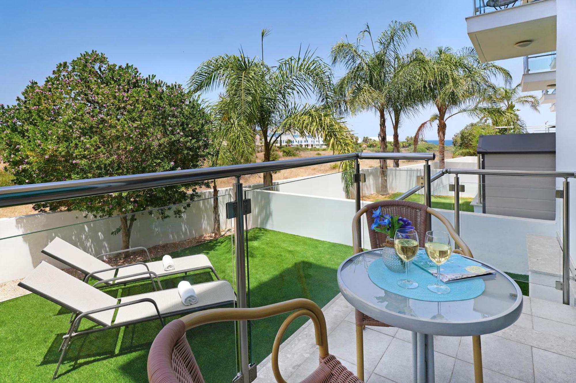 Meryl - Coralli Beachfront Apartment Protaras Exterior photo